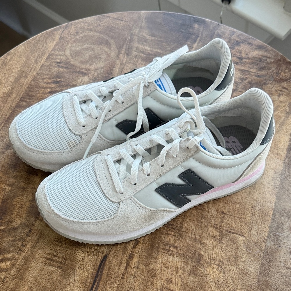 🩷🩶 New Balance 🩶🩷 Women's White, Black & Pink Retro Runner Sneakers